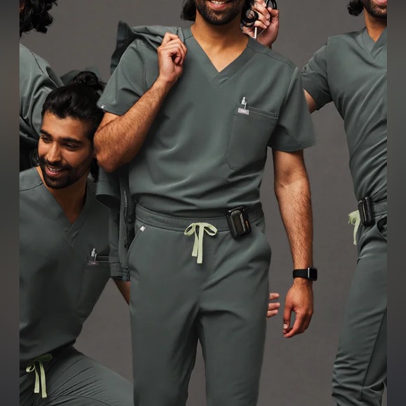 FIGS Women’s Scrub Set - Picture 6 of 6